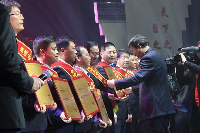 1-市委书记、市人大常委会主任王幼平为集团党委书记、董事长许刚现场颁奖.jpg