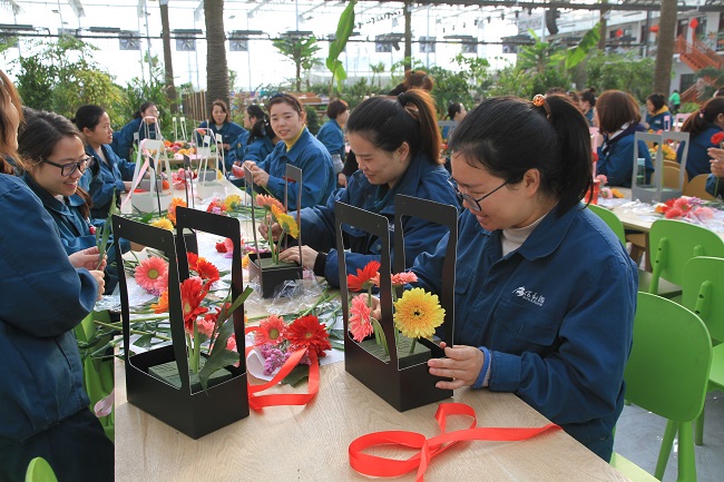 3-参加插花的女工个个笑开颜.jpg