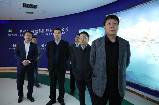 1-图为晨阳集团刘善江一行参观企业展厅.jpg