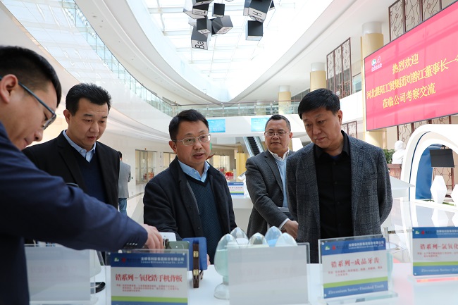 4-图为集团总裁范先国在企业技术中心介绍产品用处.jpg