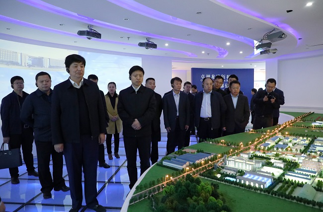 1-图为延安市辅导吴铁一行在企业展厅相识企业发展情况.jpg