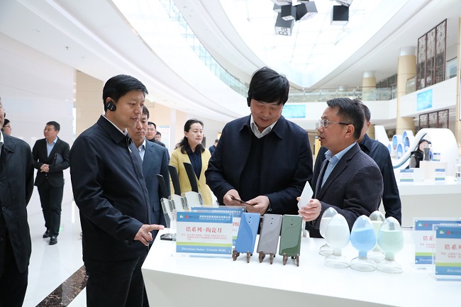 4-图为集团总裁范先国在企业技术中心介绍产品用处.jpg
