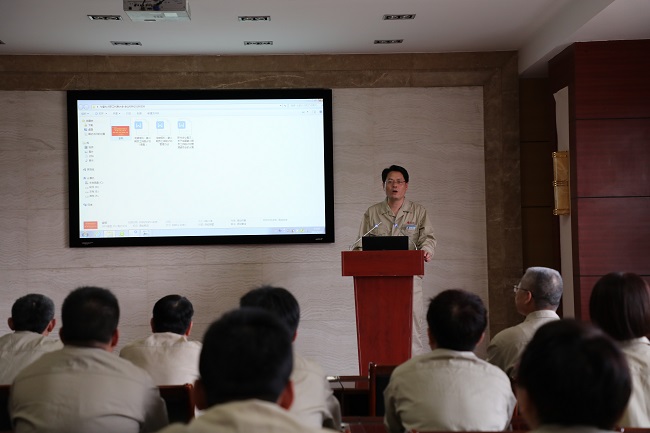 图为集团董事会秘书张海涛在宣读各项议案.jpg