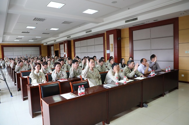 图为焦作园区职工代表大会举腕表决现场.jpg