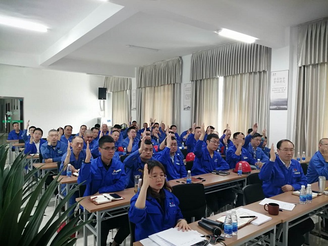 图为德阳公司职工代表大会举腕表决现场.jpg