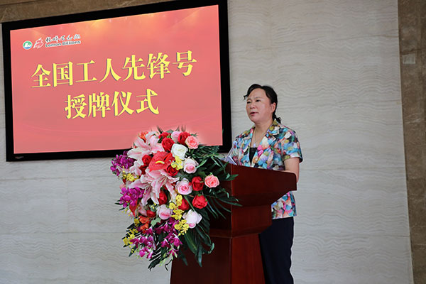 图为市总工会副主席李林敏宣读《中华全国总工会关于赞美全国工人前锋号的决定》.jpg