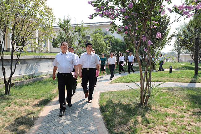 图为现场辅导参观918搏天堂治理学院.jpg