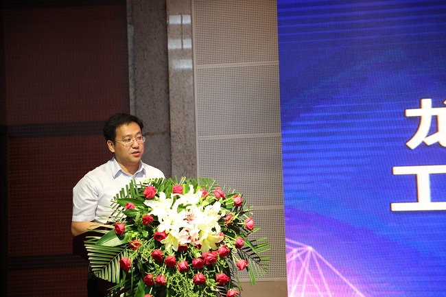 1563711176182082168.jpg 集团总裁助理闫明主持会议.jpg
