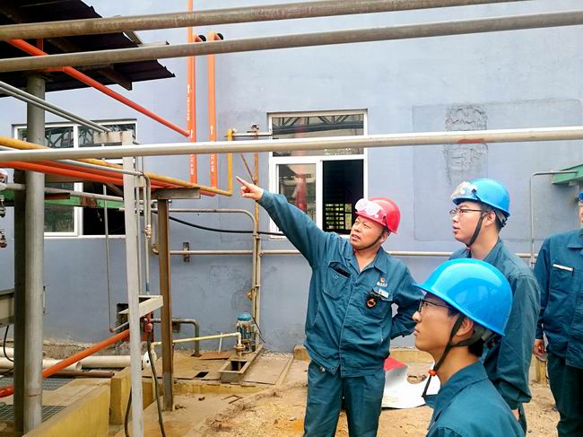 4-集团总裁助理、新资料公司副总经理齐满富查抄液氯沉大危险源情况和消防应急设施.jpg