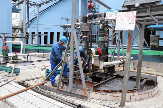 8-襄阳公司钳工在维建55%酸稠浆泵.jpg