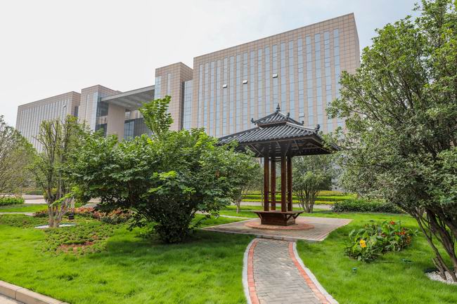 2.-总部大楼景致俏丽的员工花圃.jpg